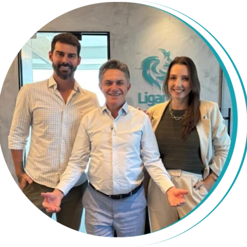 Equipe da Ligamar Seguros oferecendo atendimento especializado em seguros e planos de saúde